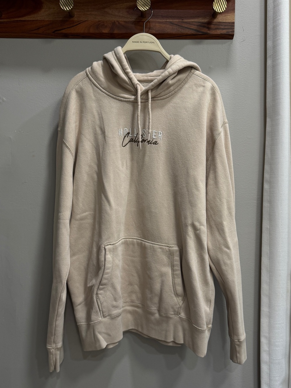 Hollister Men’s Light Cream Pullover Hoodie